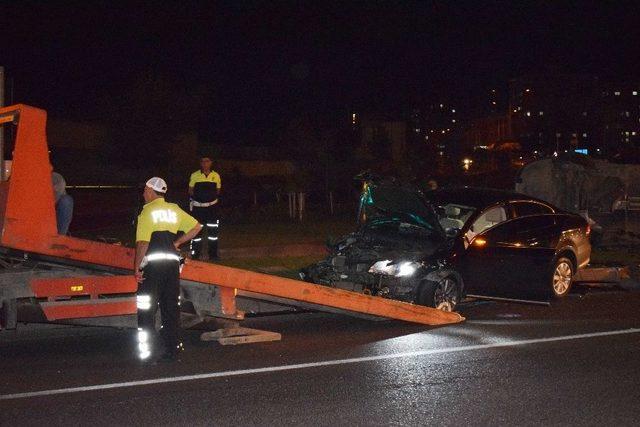 Kırmızı Işık İhlali Kazaya Neden Oldu: 3 Yaralı