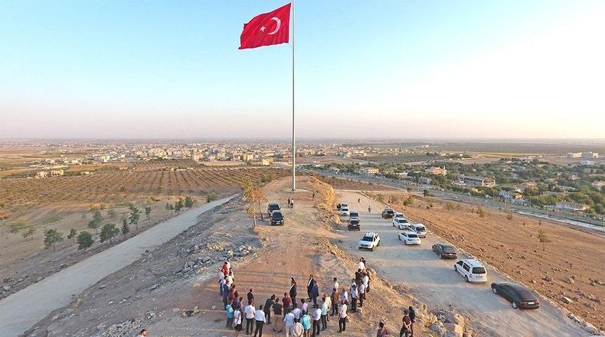 Bayraktepe&rsquo;ye Dev T&uuml;rk Bayrağı