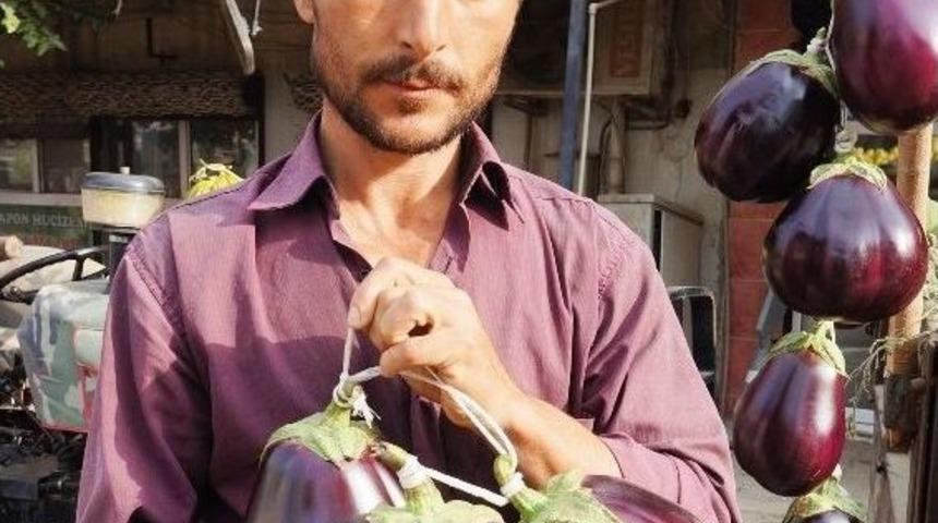 Sarıg&ouml;l&rsquo;de Devasa Patlıcan Yetiştirdi