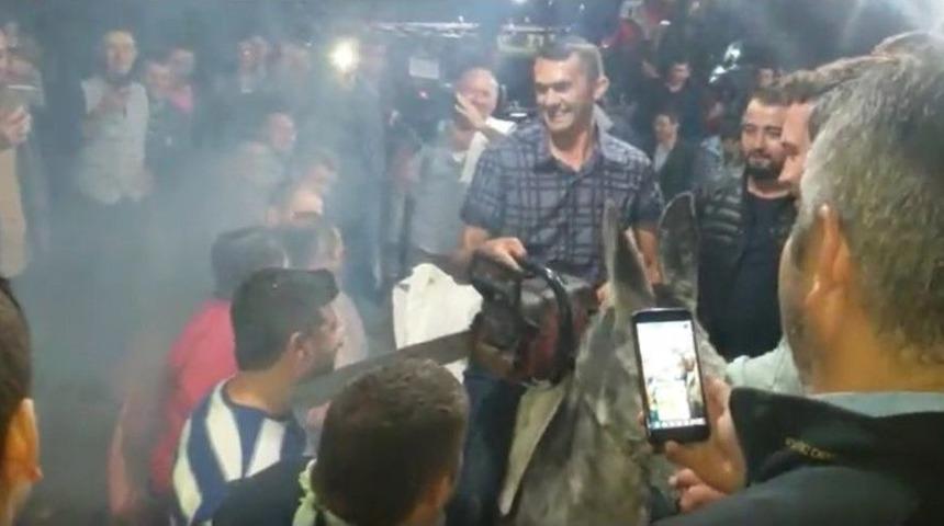 Motorlu Testereyle Onlarca Kişiyi Tıraş Etti