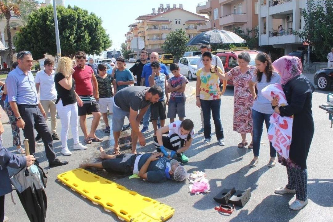 Vatandaşlar Yaralının Başında Şemsiye N&ouml;beti Tuttu