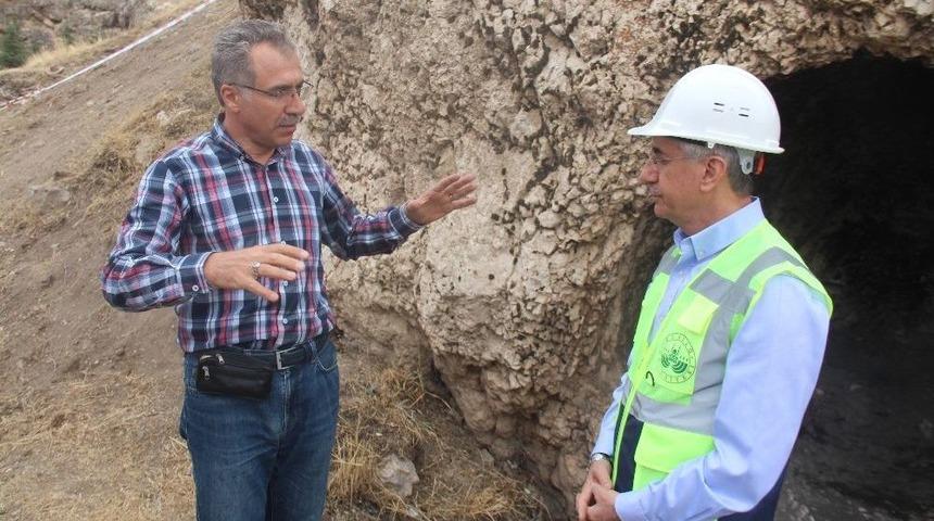 3 Bin Yıllık Kaya Mezarları G&uuml;n Y&uuml;z&uuml;ne &Ccedil;ıkarılıyor