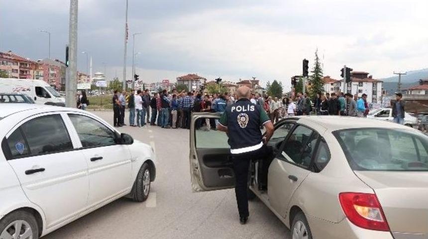 K&ouml;yl&uuml;ler Yolları Kapanınca Karayolunu Ulaşıma Kapattı