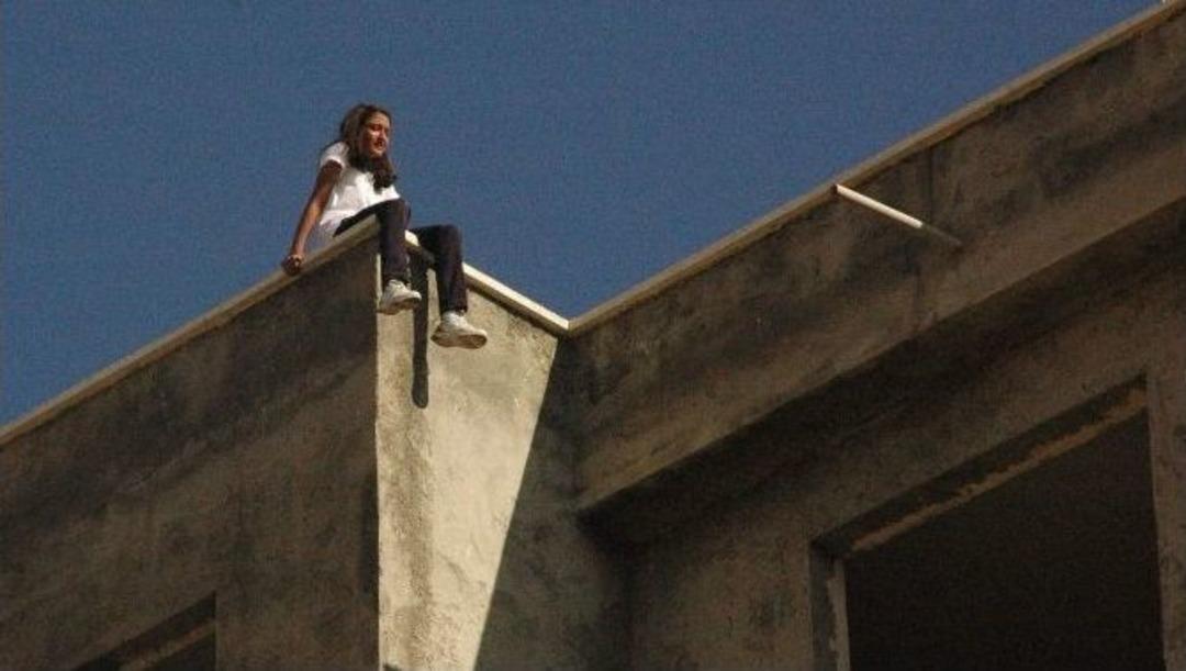 Liseli Kız &Ouml;ğrenci, 8 Katlı Binanın Terasından Atlamak İstedi
