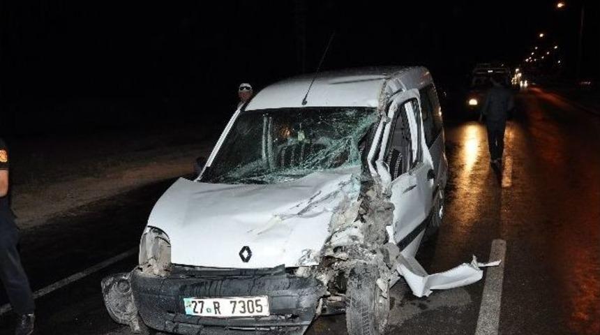 Hurda Y&uuml;kl&uuml; Kamyona &Ccedil;arptı: 2 Yaralı