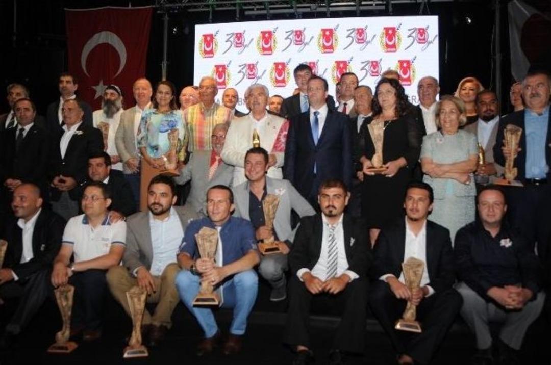 Yılın Gazetecileri &Ouml;d&uuml;llerini Aldı