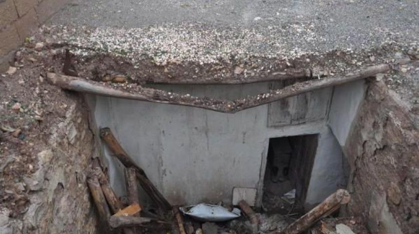 Besni&rsquo;De Sağanak Toprak Evlerin &Ccedil;atısını Yıktı