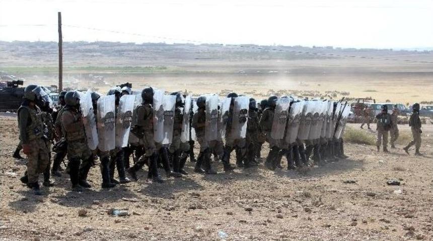 Sınırda &Ccedil;adıra Asılan Ypg Bayrağına Polis M&uuml;dahalesi