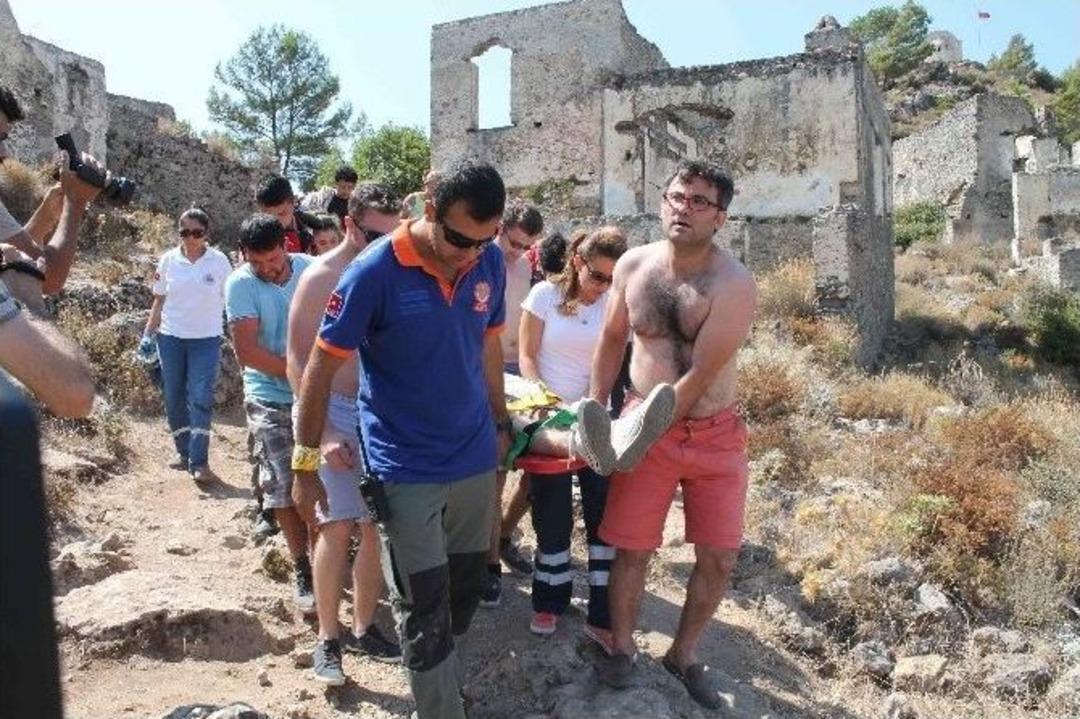 Fethiye&rsquo;de Kayalıklardan D&uuml;şen İngiliz Turist Ağır Yaralandı