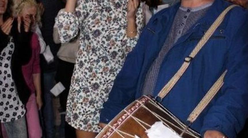 Y&ouml;netmen &Ccedil;aldı, Gizem Oynadı