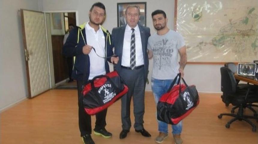 Başkan Şahiner G&uuml;reş&ccedil;illere Kispet Hediye Etti