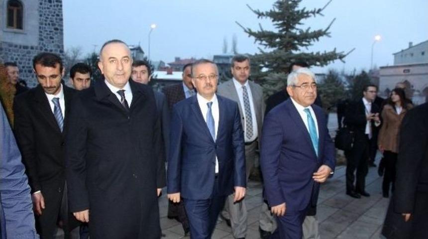Bakan &Ccedil;avuşoğlu, Kars&rsquo;ta Seyyid Ebu&rsquo;l Hasan Harakani&rsquo;nin T&uuml;rbesini Ziyaret Etti