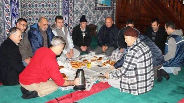 Sabah Namazi Sonrasi İmamdan Kahvalti Sofrasi