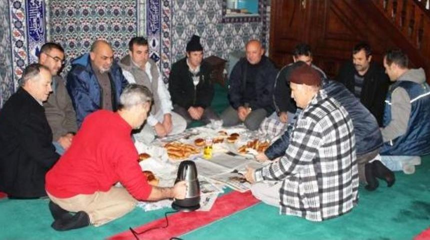 Sabah Namazi Sonrasi İmamdan Kahvalti Sofrasi