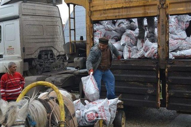 Keşan&rsquo;da İhtiya&ccedil; Sahibi Vatandaşlara K&ouml;m&uuml;r Dağıtılıyor 1