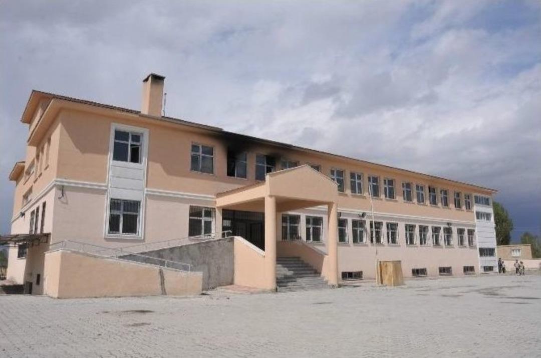 Van&rsquo;da Okullara Molotoflu Saldırı