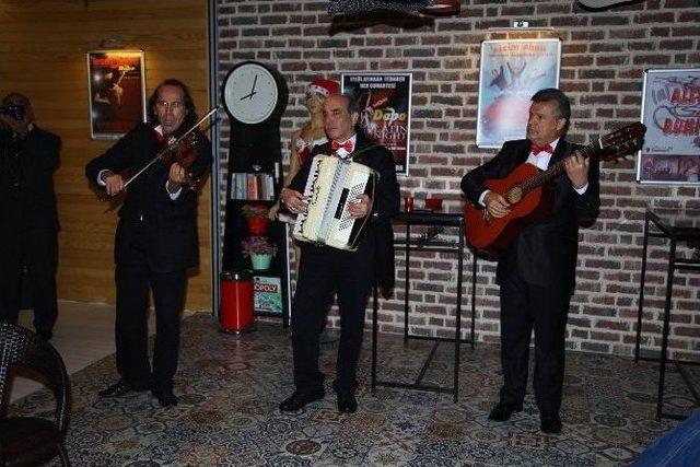 &rsquo;hamal&rsquo;a Mini Konser Ve İmza G&uuml;nl&uuml; Tanıtım 1