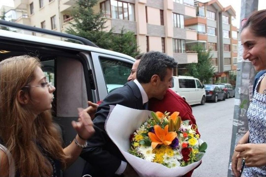 Musul Başkonsolosu Yılmaz Evinde &Ccedil;i&ccedil;eklerle Karşılandı