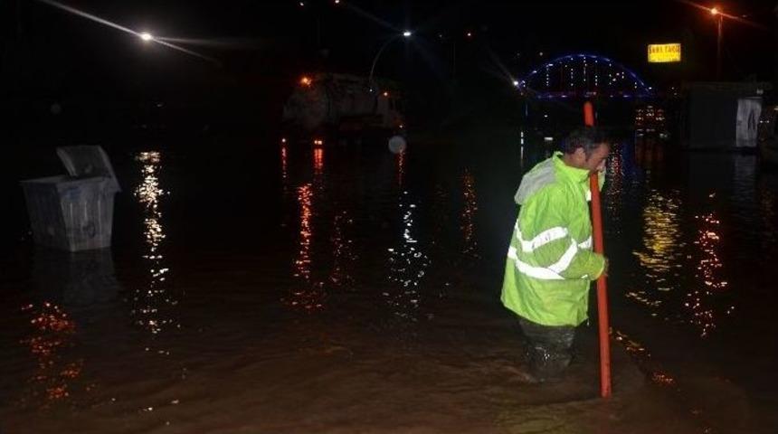 Sağanak Yağışlar Trabzon&rsquo;un Doğusundaki İl&ccedil;elerde Etkili Oldu