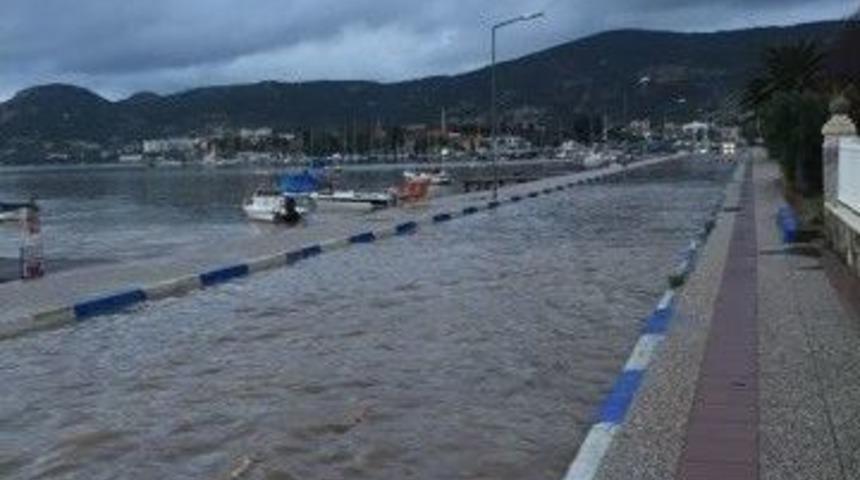 Fo&ccedil;a&rsquo;da Sağanak Hayatı Fel&ccedil; Etti