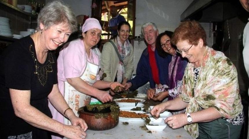 (&ouml;zel Haber) Avustralyalı Turistler Dolma Sardı