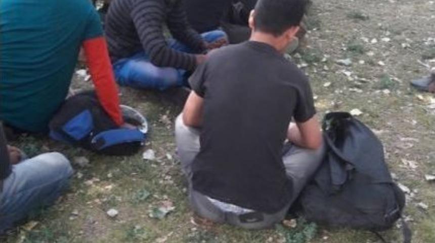 Van&rsquo;da 18 Kişilik Minib&uuml;ste 50 Ka&ccedil;ak G&ouml;&ccedil;men Yakalandı