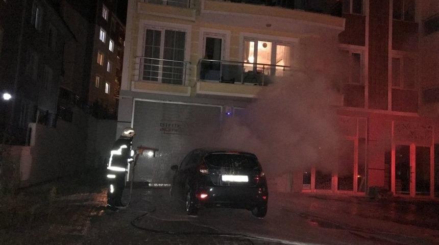 Park Halindeki Otomobil Alev Aldı