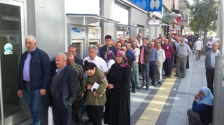 Ev Almak İ&ccedil;in Sabahın Erken Saatlerinde Kuyruğa Girdiler