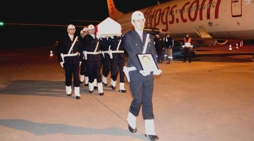 Şehit Polisin Cenazesi Samsun&rsquo;a Getirildi