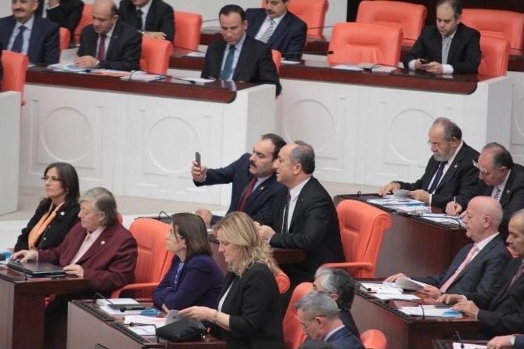 Milletvekilleri, Başbakan&rsquo;ın K&uuml;rs&uuml;de Fotoğrafını &Ccedil;ekti