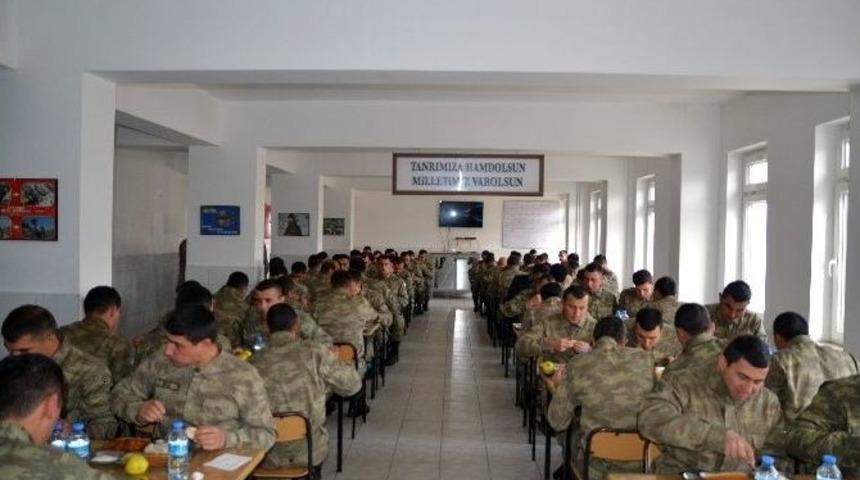 Kaymakam Gazel Askerlerle Karavana Yedi