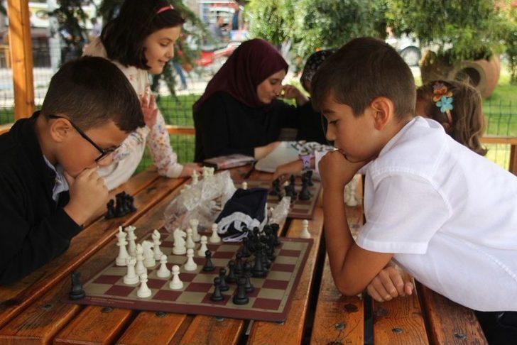 Domaniç Sokaklarında Satranç Turnuvası Var G2