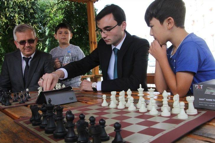 Domaniç Sokaklarında Satranç Turnuvası Var G1