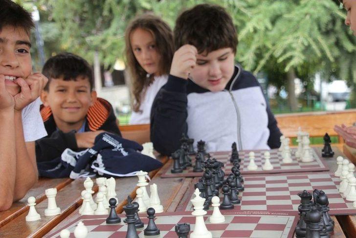 Domaniç Sokaklarında Satranç Turnuvası Var G3