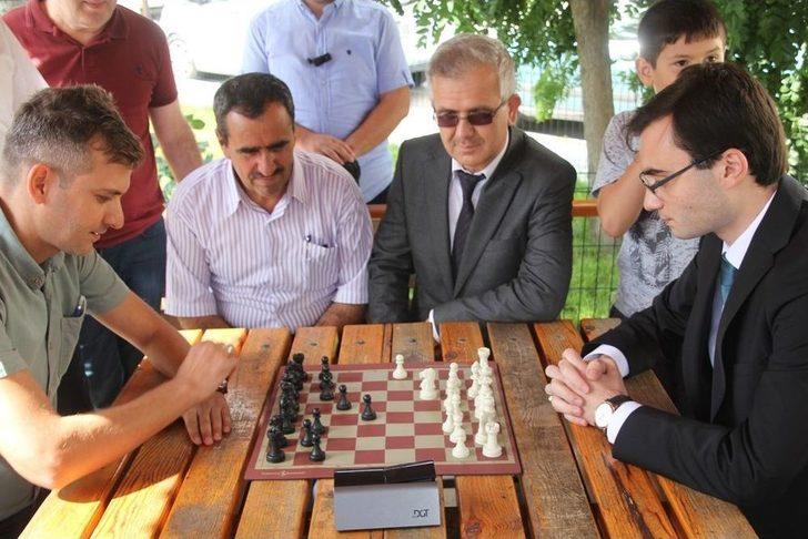 Domaniç Sokaklarında Satranç Turnuvası Var G4