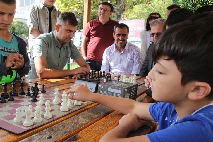 Domaniç Sokaklarında Satranç Turnuvası Var G5