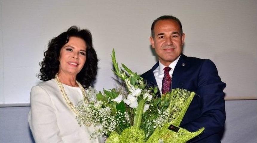 Başkan Sözlü’den Hülya Koçyiğit’e Plaket