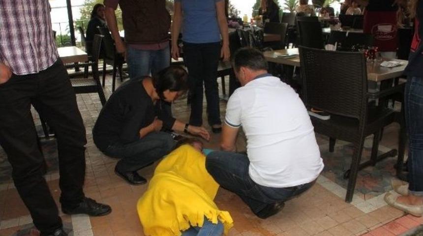 M&uuml;şterisine Servis Yapan Garson Kıza Motosiklet &Ccedil;arptı