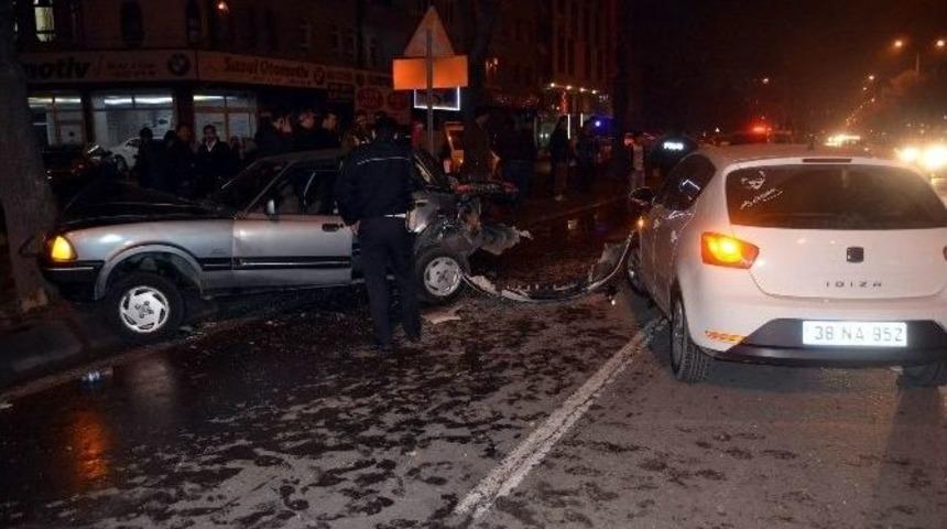 Arızalı Ara&ccedil;larını İterken Otomobil &Ccedil;arptı: 2 Yaralı