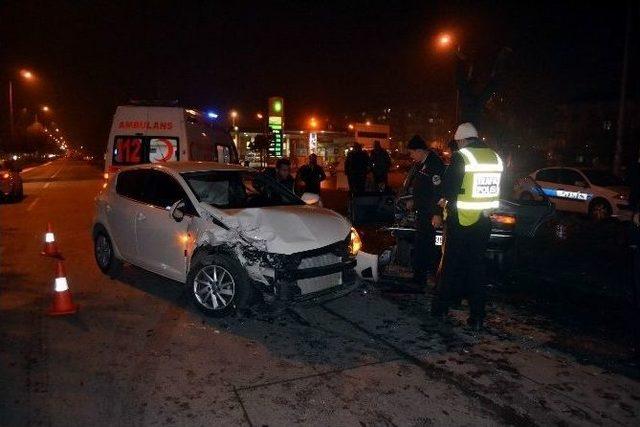 Arızalı Araçlarını İterken Otomobil Çarptı: 2 Yaralı