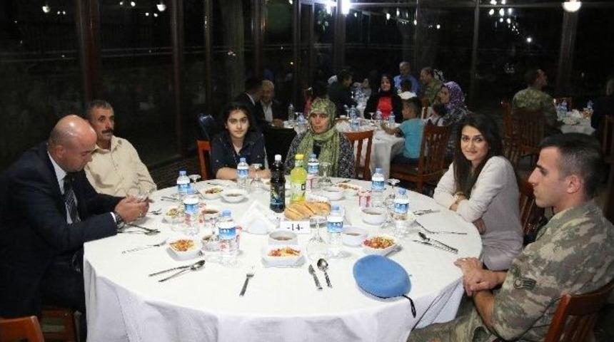 Vali Canbolat, Gazi Ve Yakınlarıyla Bir Araya Geldi