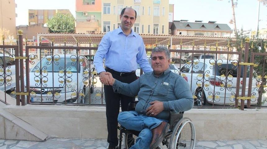 Engelli Vatandaş Merdivenleri &Ccedil;ıkamayınca, Kaymakam İndi