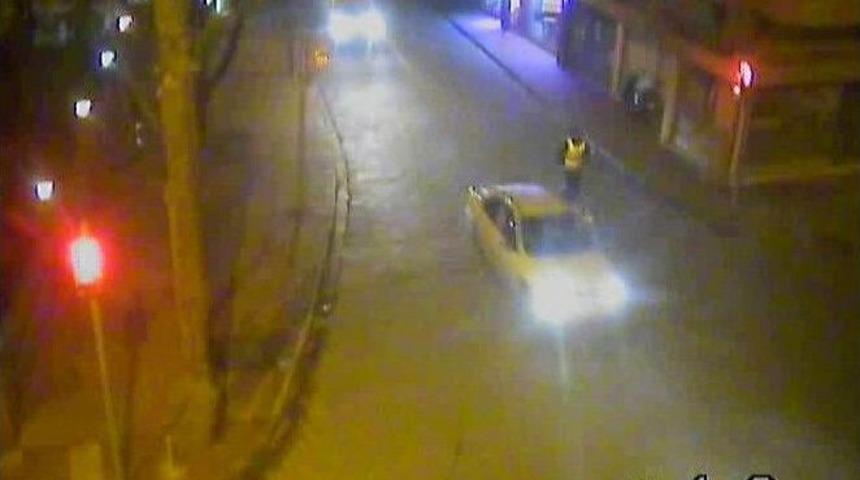 Trafik Polisini 300 Metre S&uuml;r&uuml;kledi