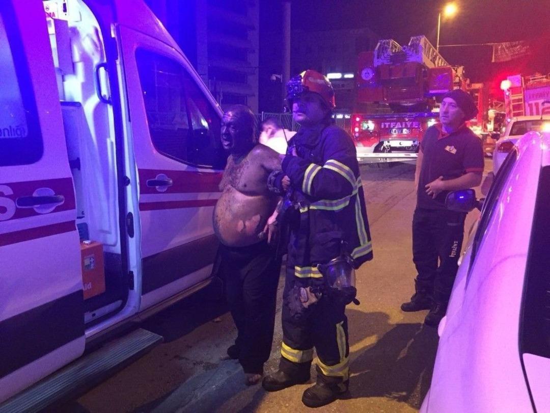 Uykuda Yakalandıkları Yangını S&ouml;nd&uuml;rmek İsterken Yaralandılar