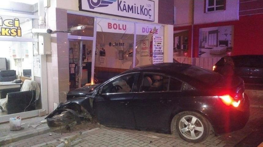 Otomobilin Kontrolden &Ccedil;ıkarak Otob&uuml;s Yazıhanesine &Ccedil;arpması G&uuml;venlik Kamerasına Anbean Yansıdı