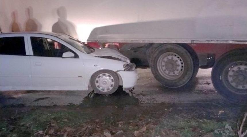 Saman Y&uuml;kl&uuml; Tır İle Otomobil &Ccedil;arpıştı: 3 Yaralı