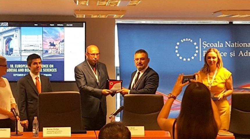 Rekt&ouml;r Acer, &Ccedil;om&uuml;&rsquo;y&uuml; B&uuml;kreş&rsquo;te Tanıttı