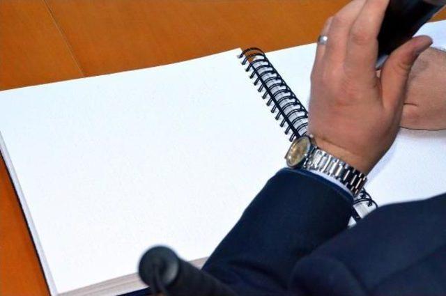 Görme Engelli Yazar Kabartma Kuran-I Kerim Okudu 1