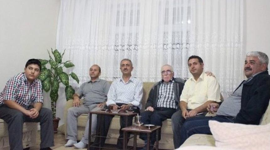 T&uuml;rk Rehinelerin Evlerinde B&uuml;y&uuml;k Sevin&ccedil;