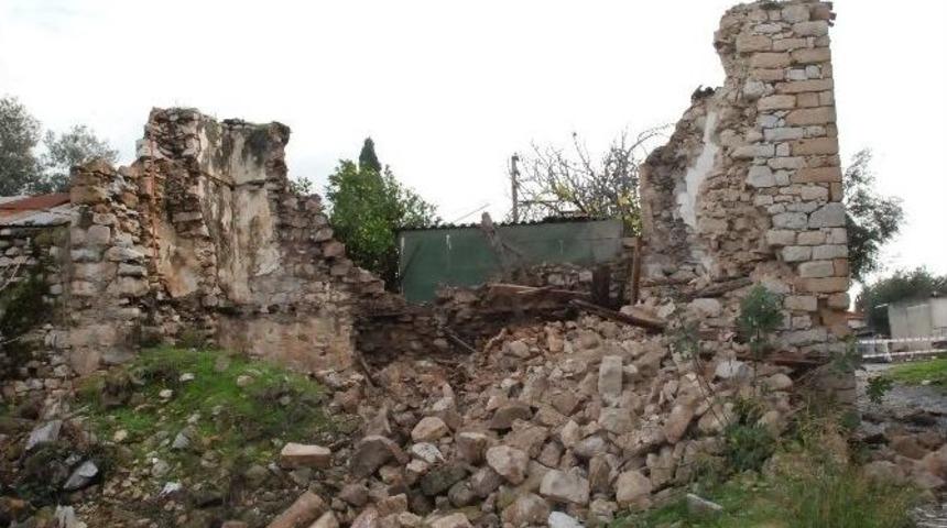 Didim&rsquo;de İki Metruk Bina Yıkıldı